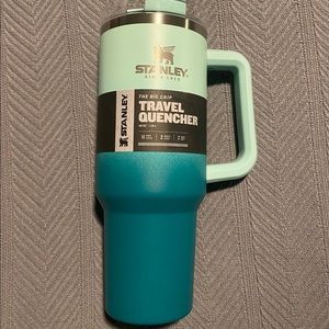 Stanley 40 oz Travel Quencher in color Bay/Turquoise Ombré